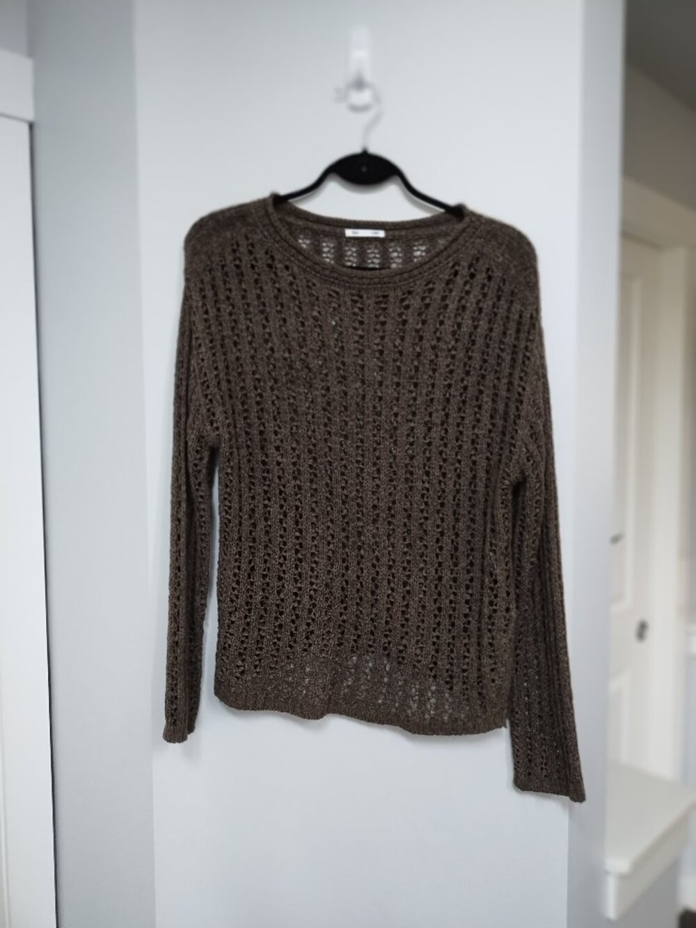 Unisex GU long sleeve top. Loose knit